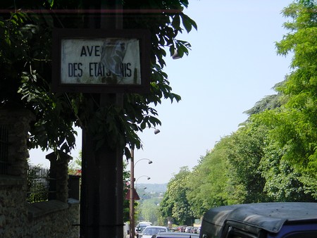 Eclairage et panneaux de rue vétustes