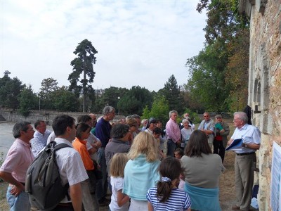 Des visiteurs curieux de cette découverte.