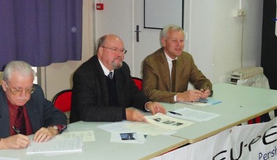 De droite à gauche : Alain Schmitz, président du Conseil Général des Yvelines, Pierre Desnos, président de l'AS.RI.EU.PE., et Jean Siaud, secrétaire de l'association