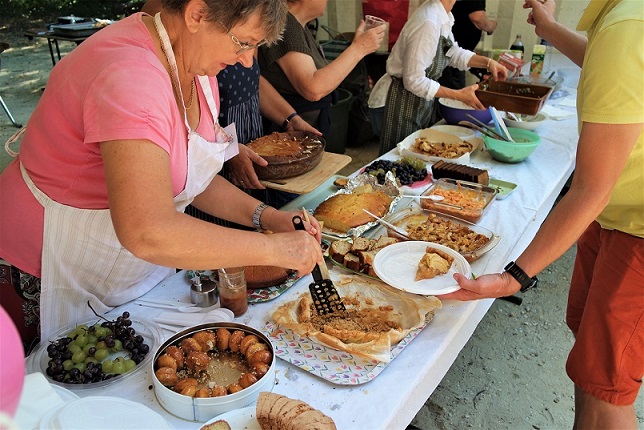 sam_3958_merci_pour_les_salades_et_desserts_offerts_par_nos_voisins_web.jpg
